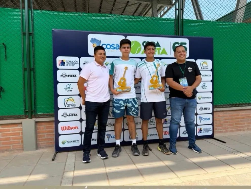 Los tenistas nacionales con su título de dobles en Colombia. Foto: Federación Boliviana de Tenis.