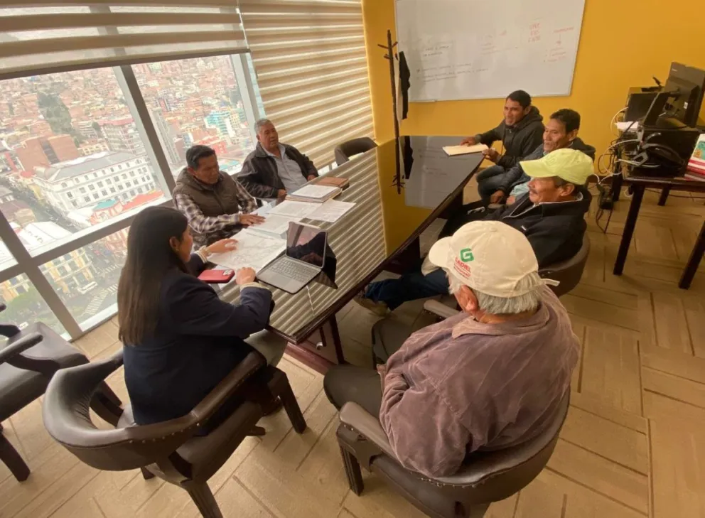 La viceministra Andrea Barrientos, en reunión con una comitiva que llegó desde el Tipnis. Foto: Direcom