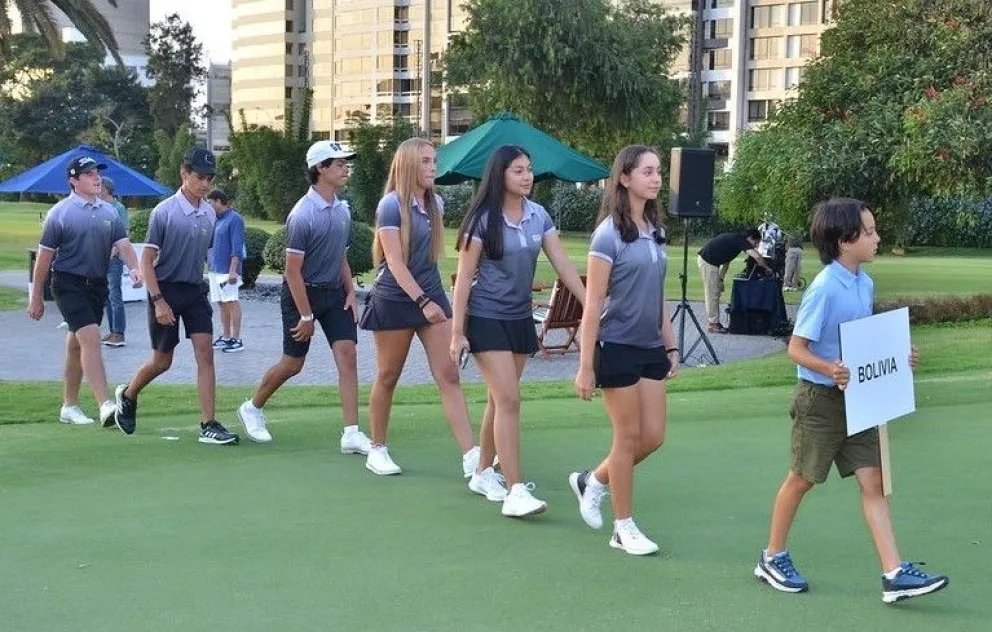 Daila Rouille encabeza la delegación nacional en el desfile de la ceremonia de clausura del torneo en Lima. Crédito: Internacional de Menores.