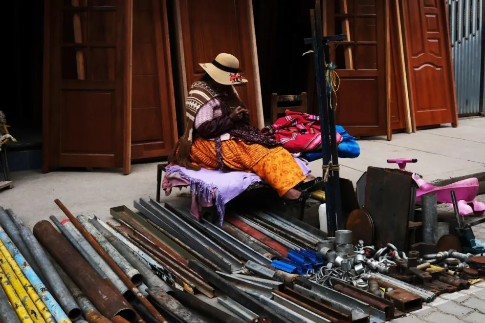 Una mujer vende productos en una feria, en la ciudad de El Alto (Bolivia). Foto: EFE