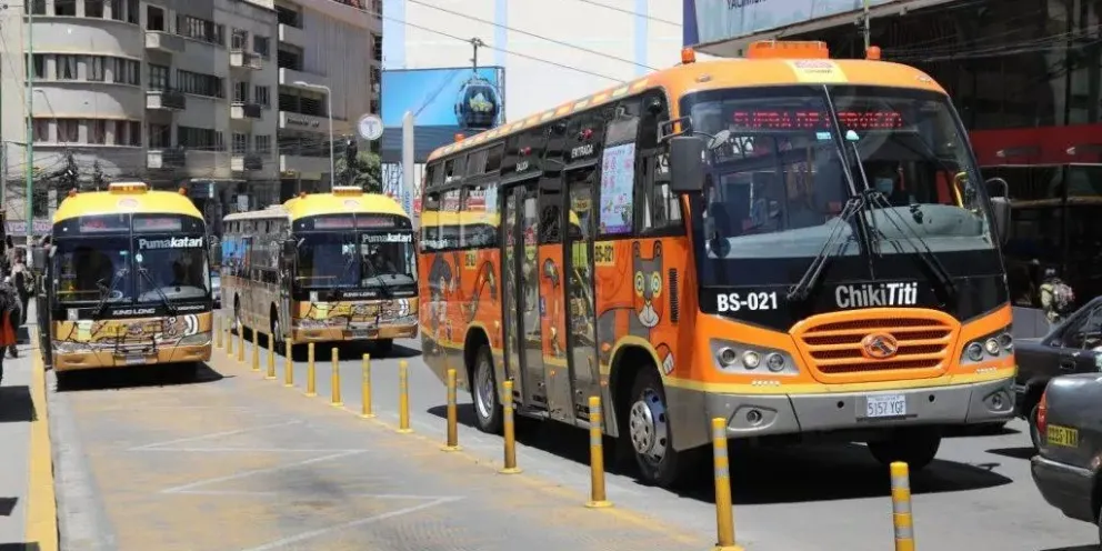 Los buses PumaKatari y ChikiTiti. Foto: AMUN