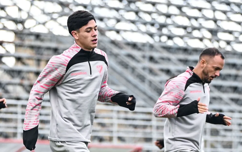 Máximo Mamani (izq.) y Juan Godoy, refuerzos de Always, en un entrenamiento en Huarina. Foto: Club Always Ready