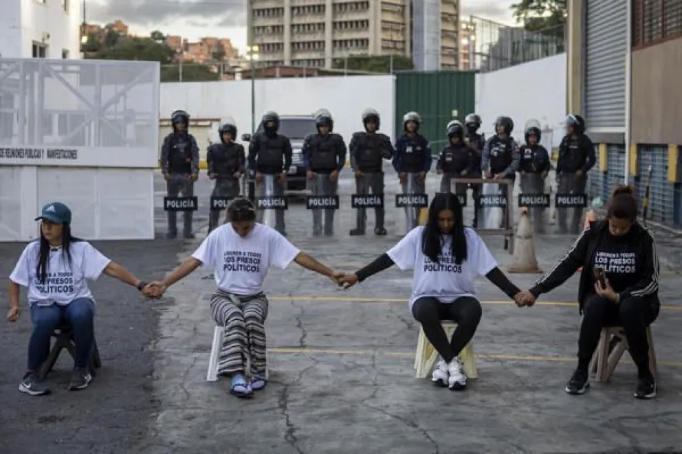 Fotografía del 26 de enero de 2026 en donde familiares de presos políticos se manifiestan en las inmediaciones de la Zona 7 de la Policía Nacional Bolivariana (CPNB), en Caracas (Venezuela). EFE/ Miguel Gutiérrez