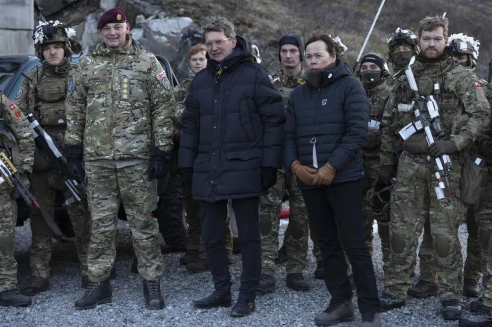 El jefe de Defensa Michael Hyldgaard, el ministro de Defensa danés Troels Lund Poulsen y la primera ministra de Groenlandia Vivian Motzfeldt asisten a una visita a la contribución del ejército en Buksefjorden. Foto: EFE