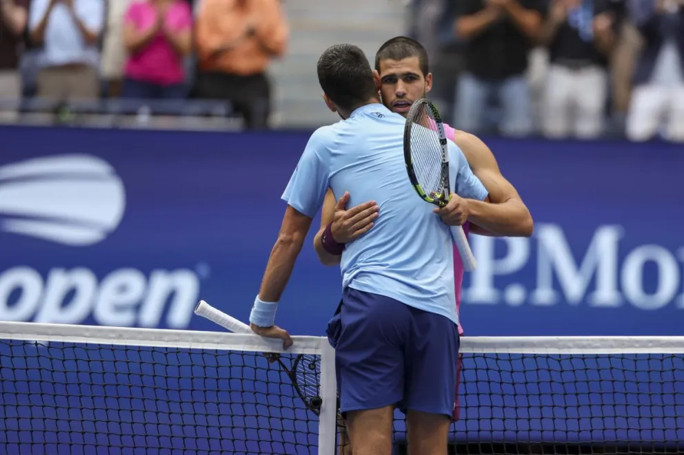 Alcaraz (de frente) y Djokovic en uno de sus anteriores partidos. Foto: EFE.