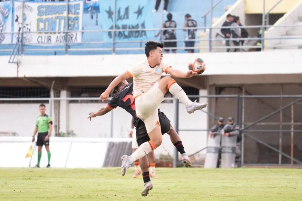 Incidencia entre FC Universitario (de negro) y Aurora. Foto: Agencia Marka Registrada.