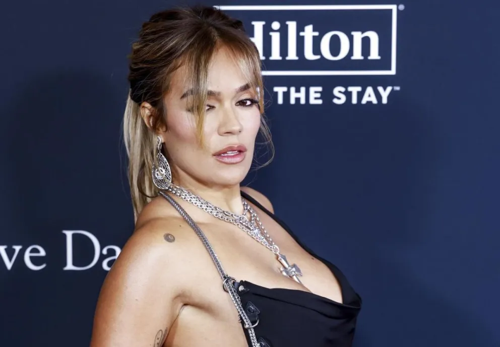 La cantante colombiana Karol G asiste a la gala pre-Grammy. Foto: EFE