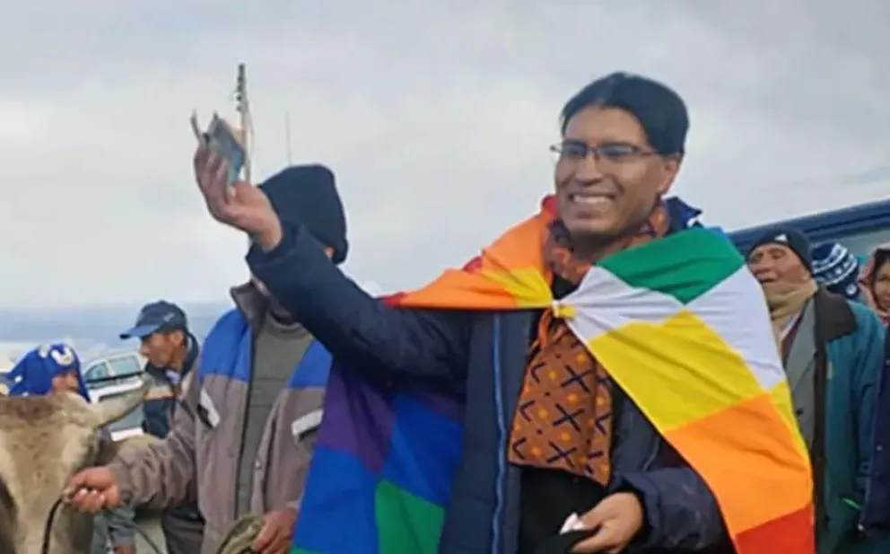El senador Nilton Condori junto a su toro subastado y su comprador. Foto: Redy Charca – Qhana Pacha