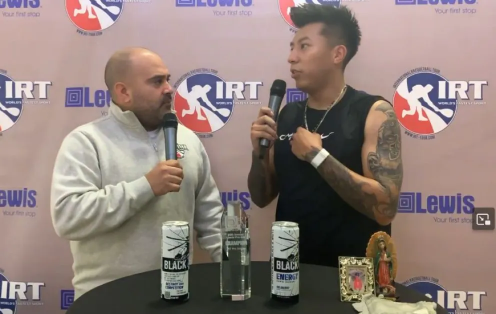 Moscoso (der.) durante la entrevista que le hicieron tras ganar el torneo. Foto: Captura de pantalla.