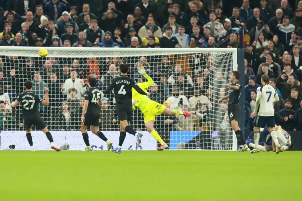 Solanke, del Tottenham, logra el 2-2 ante el City. Foto: EFE.