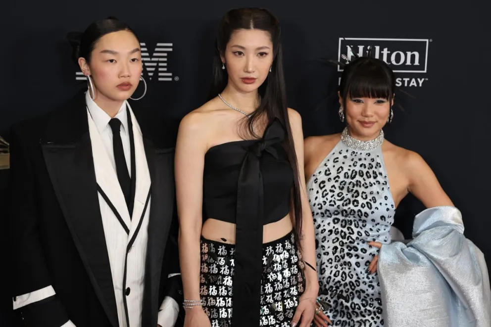 La cantantes de K-pop Audrey Nuna (i), EJAE (c) y Rei Ami posan durante la alfombra roja de la pre-gala de los Grammy este sábado, en el hotel Beverly Hilton de Los Ángeles (EE.UU.). Foto: EFE