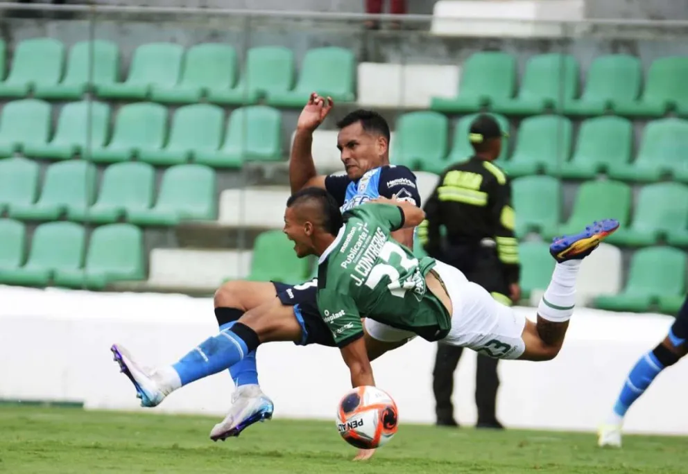 Un disputado clásico cruceño se disputó en el estadio Tahuichi. Foto: APG