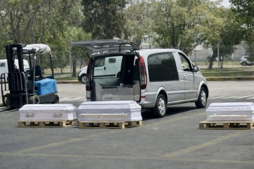 Los féretros arribaron este domingo a la ciudad de La Paz a las 14:20 horas, en un vuelo regular de Boliviana de Aviación (BOA). Foto: Cancillería