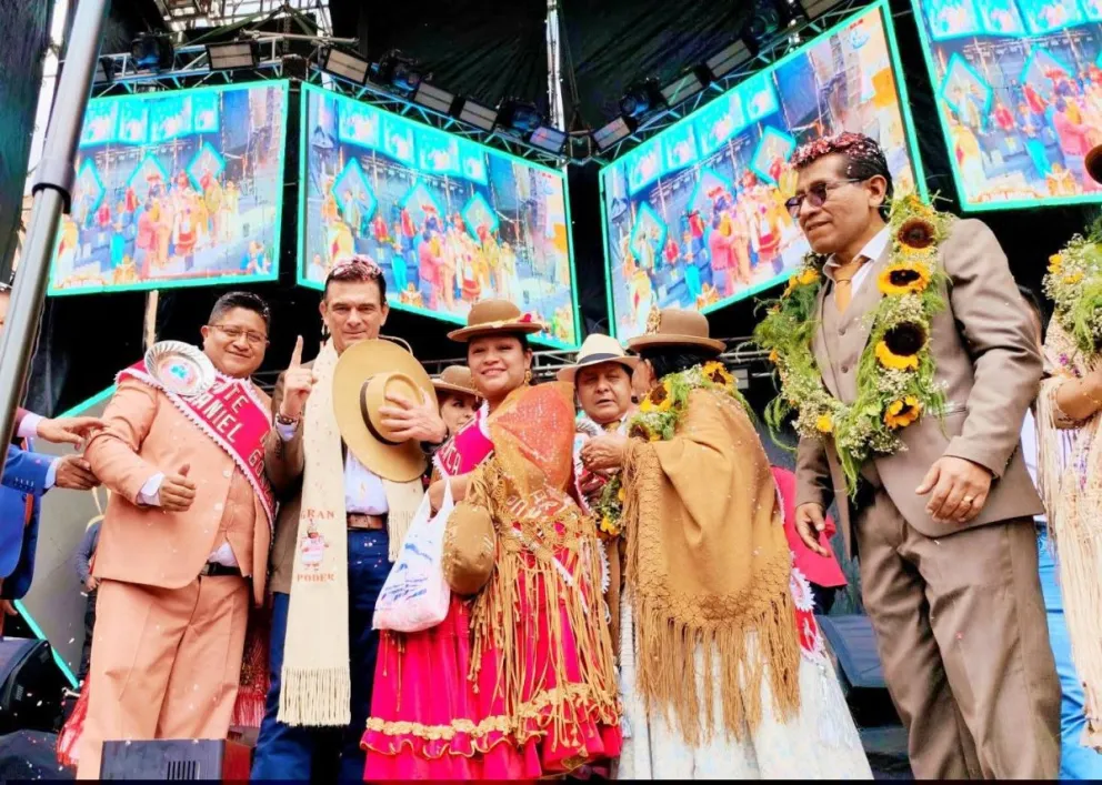 Este domingo, el presidente Rodrigo Paz junto a los prestes de la morenada Plana Mayor. Foto: Página de Facebook de M. LEÓN Eventos