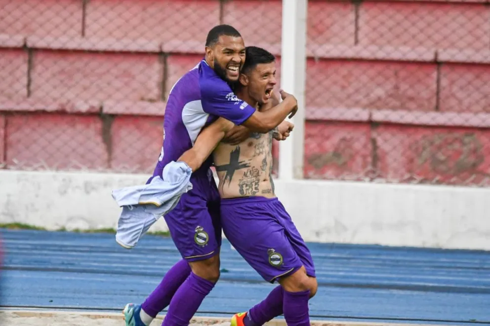 Jugadores de Real Potosí celebran el gol del triunfo. Foto: Agencia Marka Registrada.