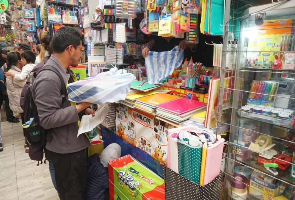 Madres y padres de familia hacen compras días antes del retorno a clases. Foto: APG