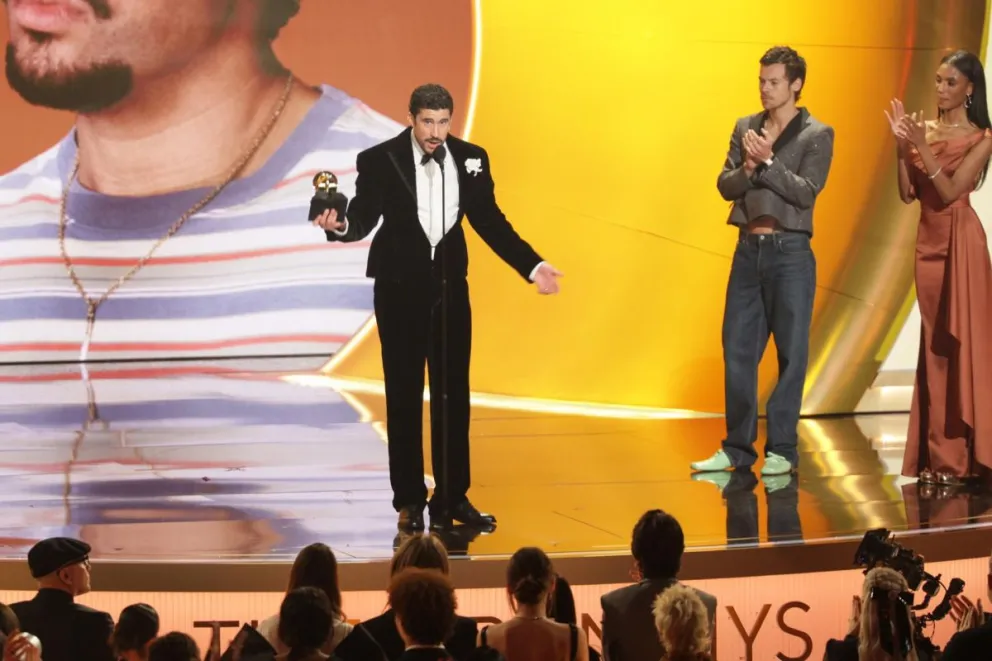 El rapero puertorriqueño Bad Bunny acepta el premio al Álbum del Año. Foto: EFE