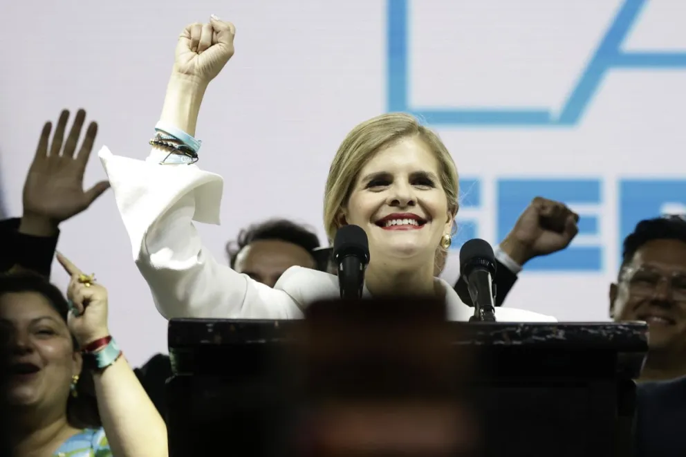 La candidata derechista del Partido Pueblo Soberano Laura Fernández celebra este domingo, en San José (Costa Rica). Foto: EFE