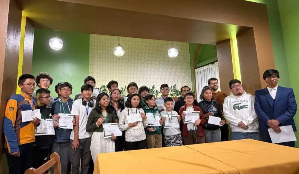 Los ajedrecistas que participaron de la ceremonia de premiación del torneo Nacional. Foto: Federación Boliviana de Ajedrez