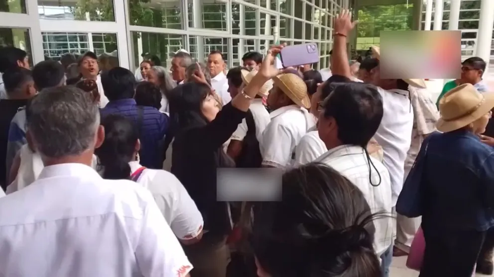 Las protestas se dieron en exteriores del CEA, en Santa Cruz. Foto: Captura de video