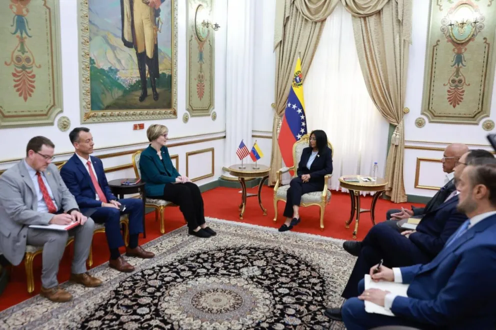 Foto difundida por el Palacio de Miraflores de la presidenta encargada de Venezuela Delcy Rodríguez (c) reunida con la encargada de negocios de EE.UU. de la Unidad de Asuntos para Venezuela, Laura Dogu (3-i), este lunes, en Caracas (Venezuela). Foto: EFE