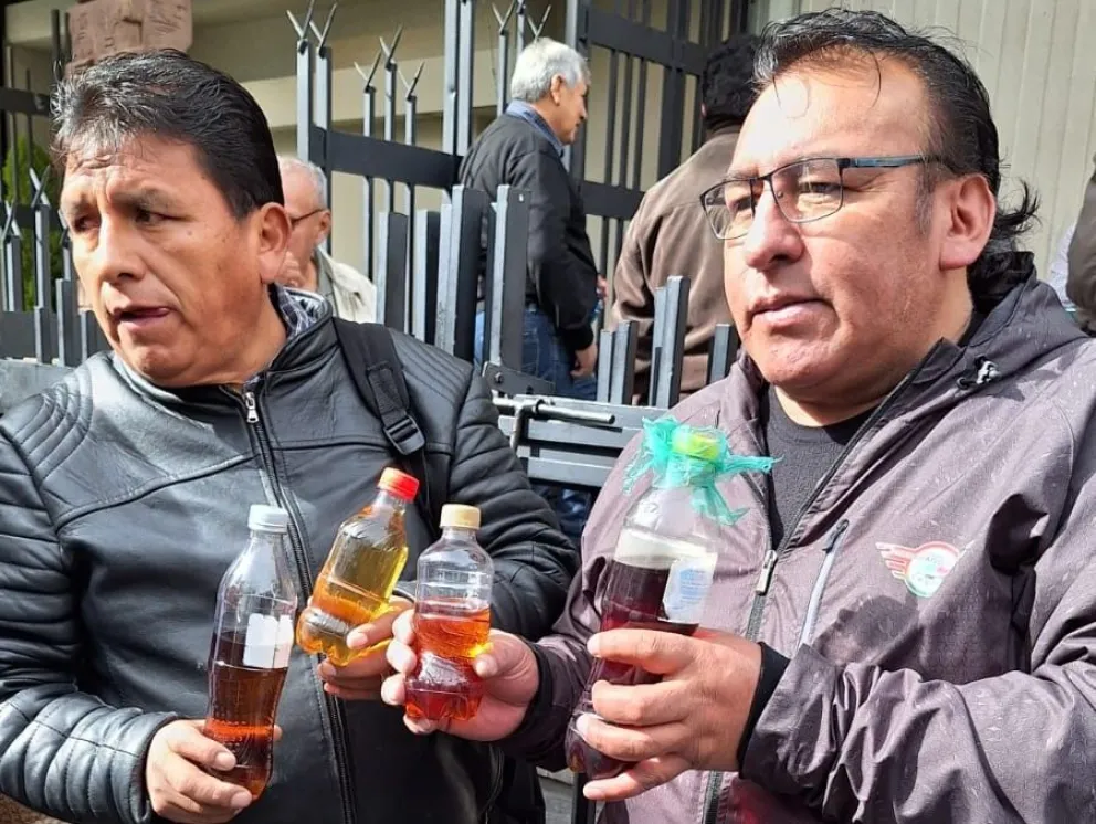 El dirigente Santos Escalante muestra botellas con gasolina, este martes. Foto: Visión 360 