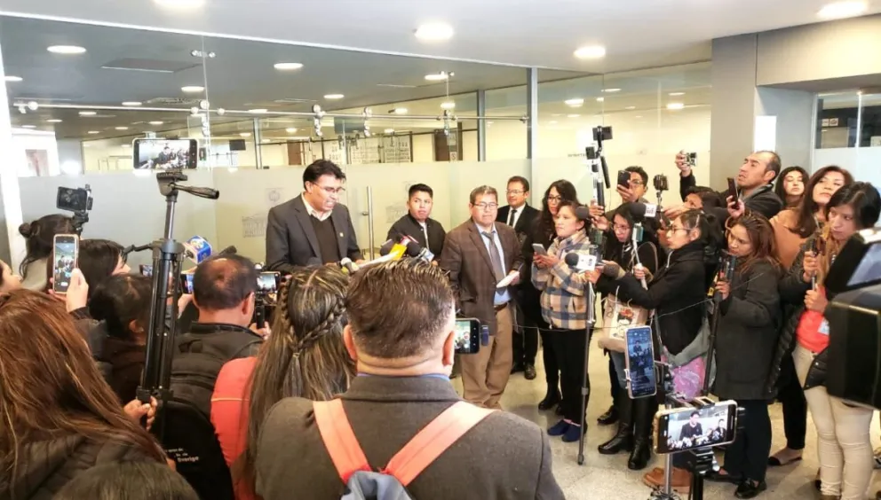 El senador Condori en un anterior contacto con la prensa. Foto: RRSS del legislador 