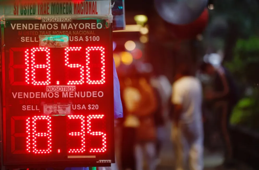 Imagen del 22 de diciembre de 2025, donde se observa el tablero de una casa de cambio en la Ciudad de México (México). EFE/ Sáshenka Gutiérrez. Foto: EFE 
