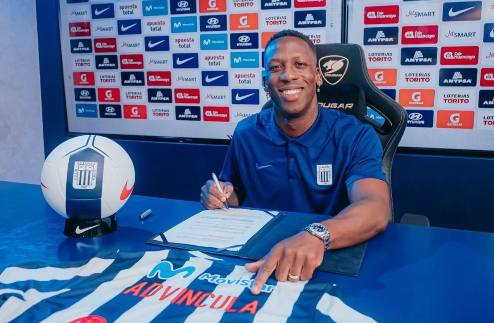 Luis Advíncula, ex Boca Juniors, el día que firmó sun contrato con el club peruano. Foto: Club Alianza Lima