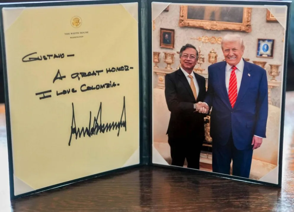 Fotografía publicada en la red social X en la cuenta @petrogustavo del presidente de Colombia, Gustavo Petro, posando en una imagen junto a su homólogo de Estados Unidos, Donald Trump en Washington (Estados Unidos). Foto: EFE