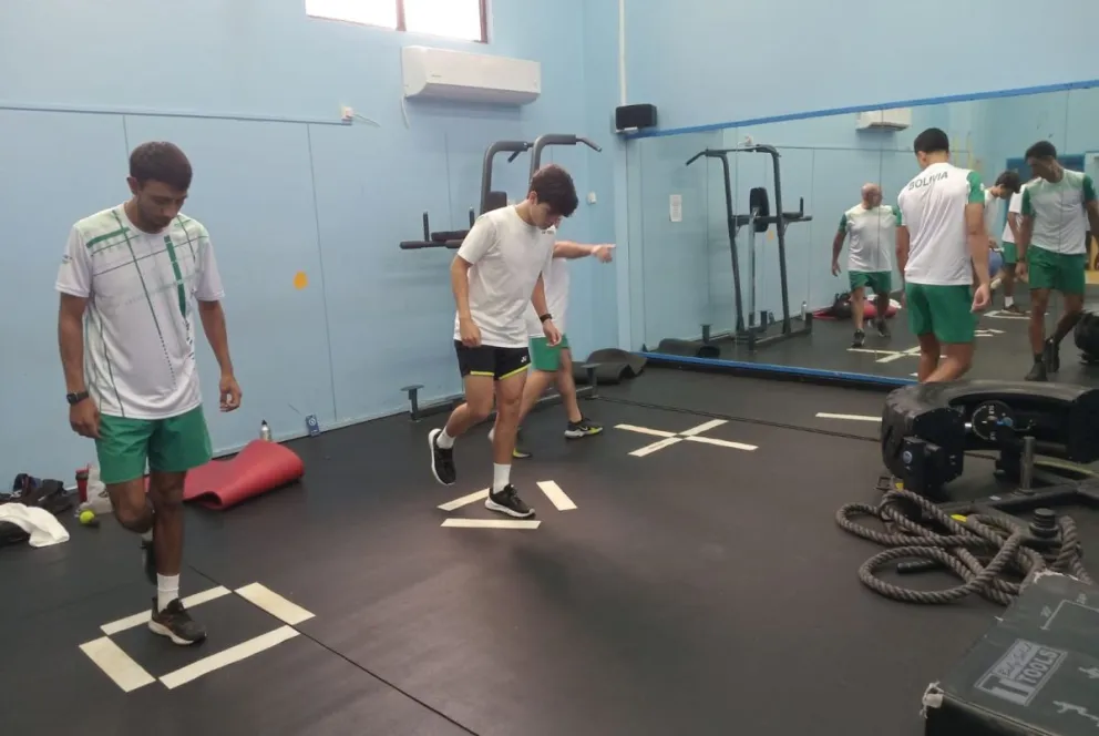 Arias (izq.), Prado y Dellien, durante una sesión física en Barbados. Foto: Federación Boliviana de Tenis.