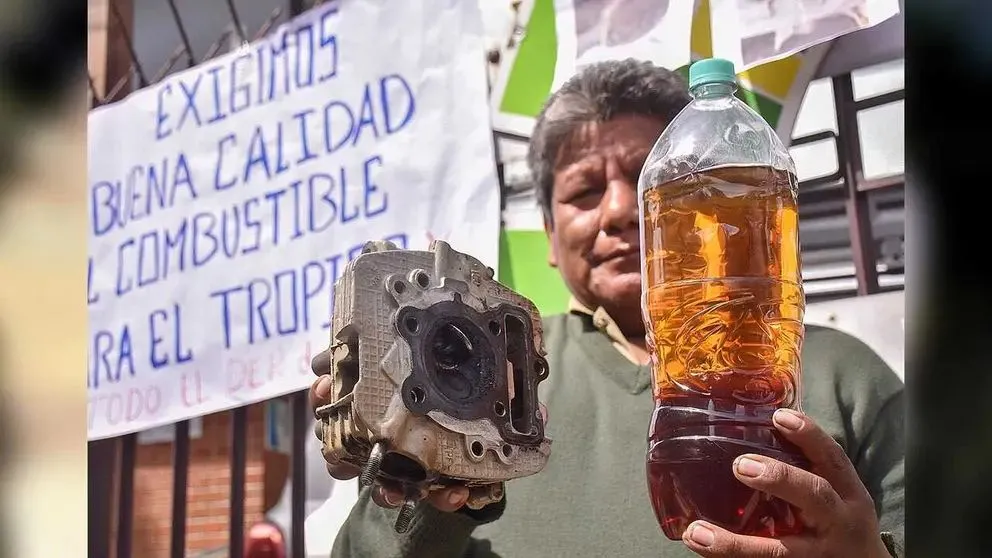 Choferes de Cochabamba denunciaron la mala calidad de la gasolina distribuida por la ANH. Foto: Opinión 