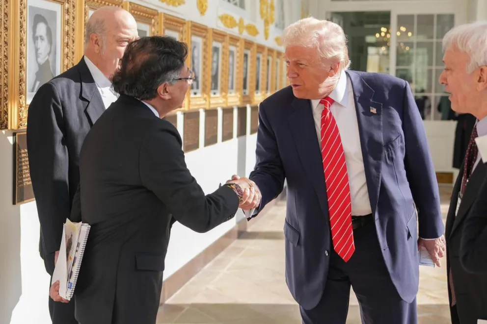 Foto publicada en la red social X en la cuenta @infopresidencia que muestra al presidente de Colombia, Gustavo Petro (i), saludando a su homólogo de Estados Unidos, Donald Trump, este martes en la Casa Blanca, en Washington (Estados Unidos). Foto: EFE