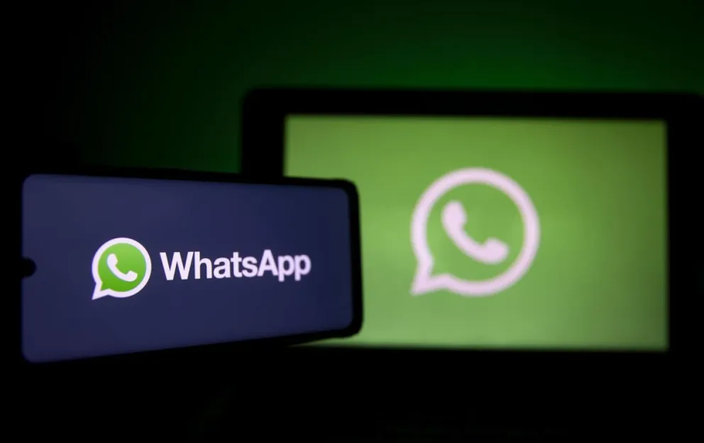 El logotipo de la aplicación de mensajería WhatsApp en la pantalla de un ordenador y un teléfono móvil, en París, Francia, el 27 de enero de 2021. Foto: EFE