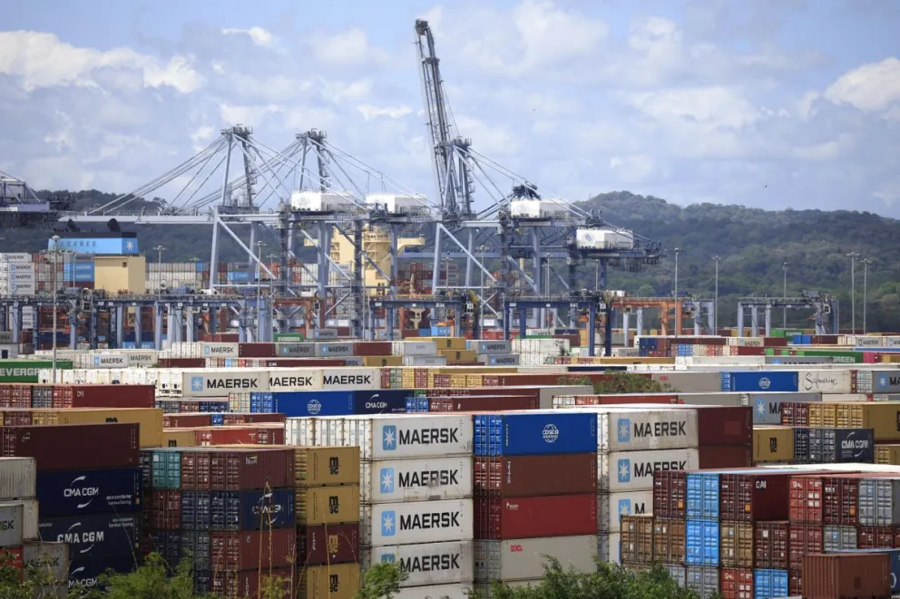 Contenedores de carga en el Canal de Panamá en Ciudad de Panamá (Panamá). Foto: EFE  