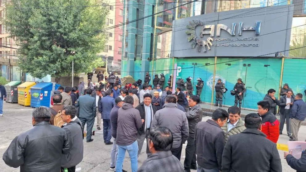 La protesta de choferes en puertas del edificio de la ANH. Foto: Visión 360