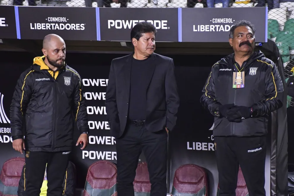 Eduardo Villegas (centro) junto a sus colaboradores en el partido ante el Táchira. Foto: APG