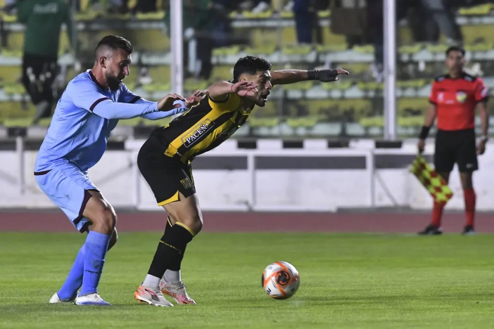 Darwin Lom protege la pelota de la marca de Santiago Echeverría en el cotejo frente a Bolívar del torneo de verano. Foto: APG