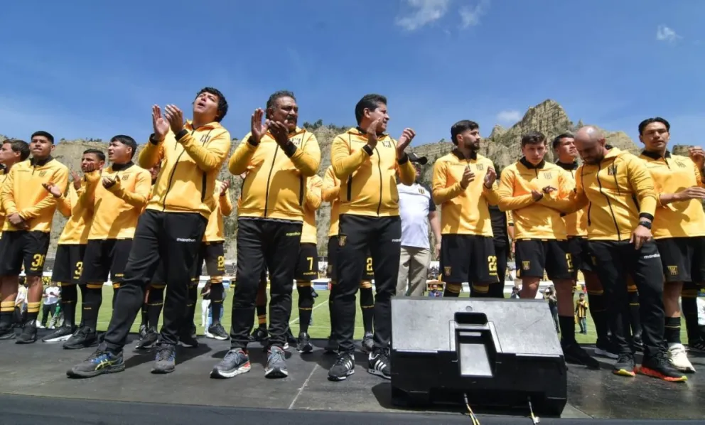 Jugadores y cuerpo técnico de The Strongest el día de la presentación en Achumani. 