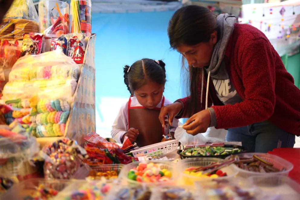 Una niña participa en la 'Ch'iti feria' este miércoles, en la ciudad de La Paz. Foto: EFE