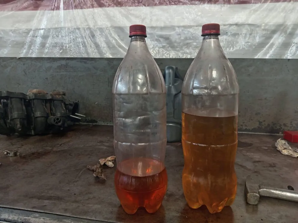 Varios vehículos, entre automóviles y motocicletas, llegaron a talleres mecánicos, tras los daños provocados por el combustible. Foto: DTV