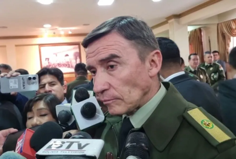 El comandante de la Policía brinda declaraciones a los medios. Foto: ABI