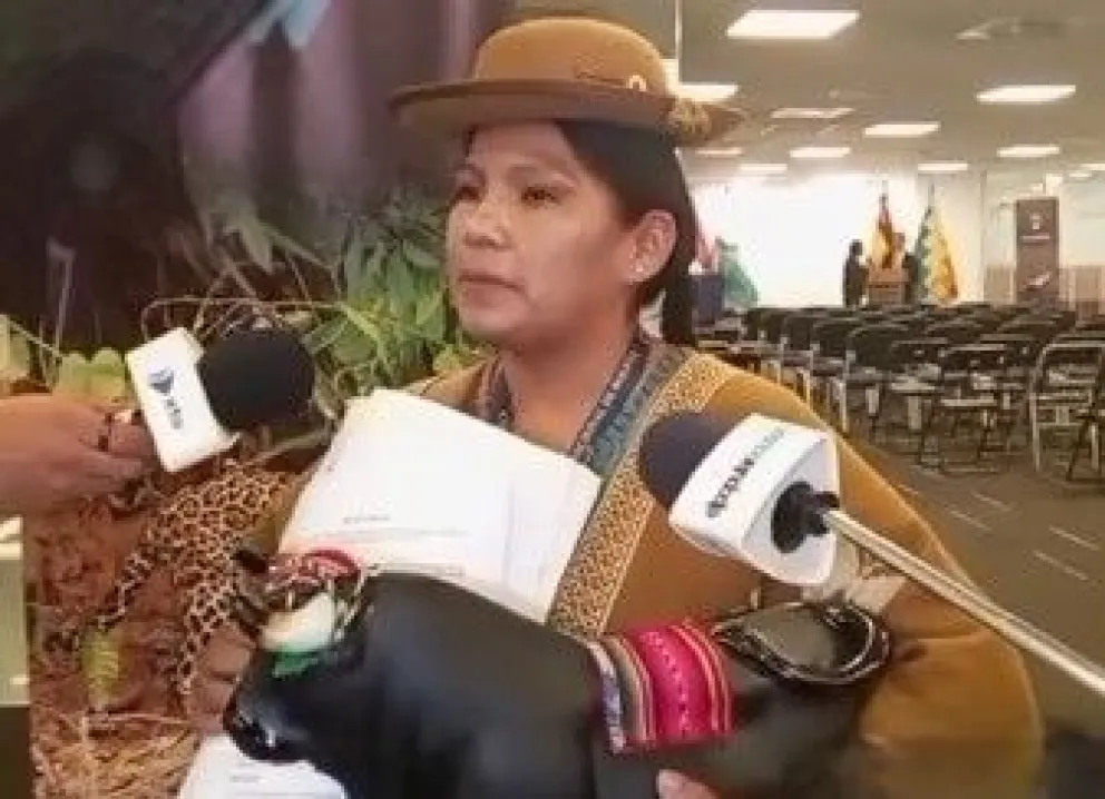 La senadora del PDC, Ana María Crispín, junto a la alcancía en forma de toro. Foto: Captura video de El Popular de Bolivia