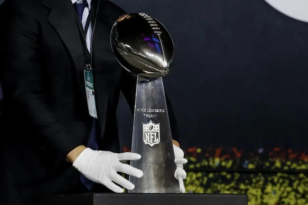 El trofeo Vince Lombardi que se entrega al campeón del Super Bowl. Foto: EFE.