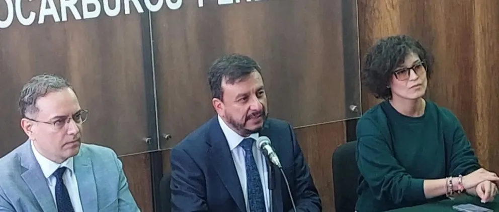 El ministro de Hidrocarburos, Mauricio Medinaceli, el presidente de YPFB, Yussef Akly y la directora ejecutiva de la ANH, Margot Ayala. Foto Unitel