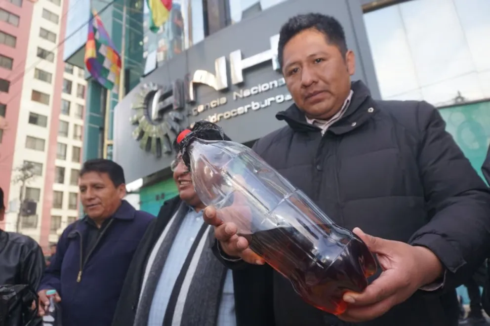 Protestas de choferes en puertas de la ANH en La Paz. Foto: APG 