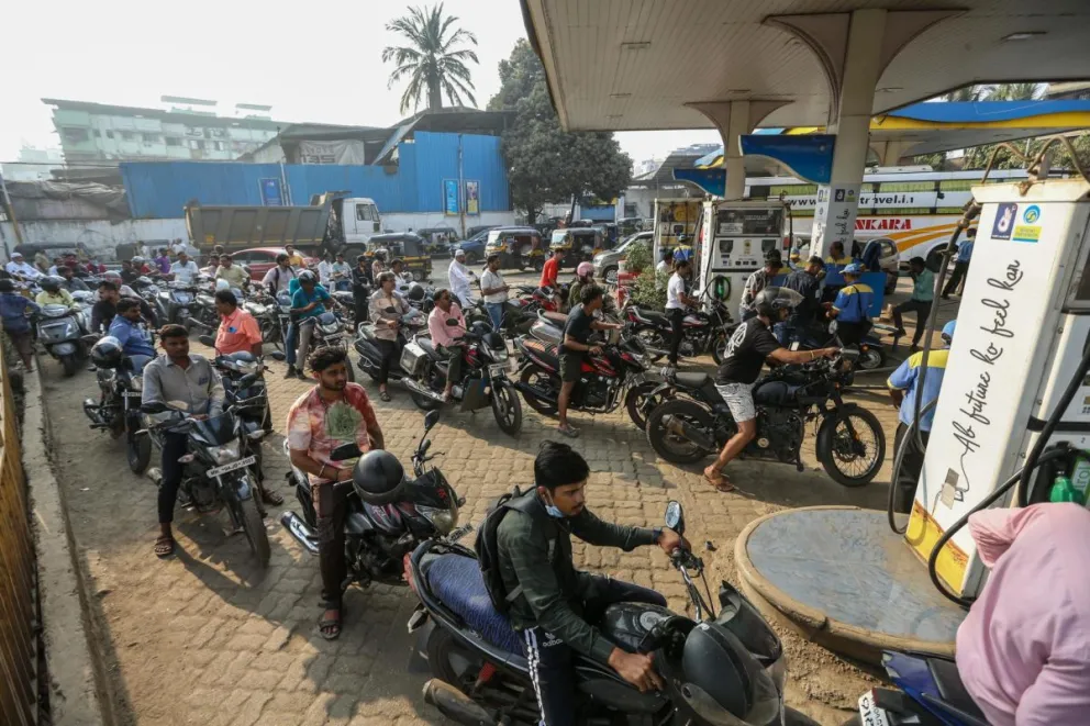 Moteros haciendo cola para repostar combustible tras ​​en Mumbai, India, el 2 de enero de 2024. Foto: EFE