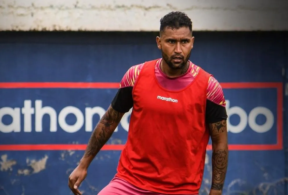 Adrián Jusino, defensor del Tigre, en un entrenamiento en Achumani. Foto: Club The Strongest