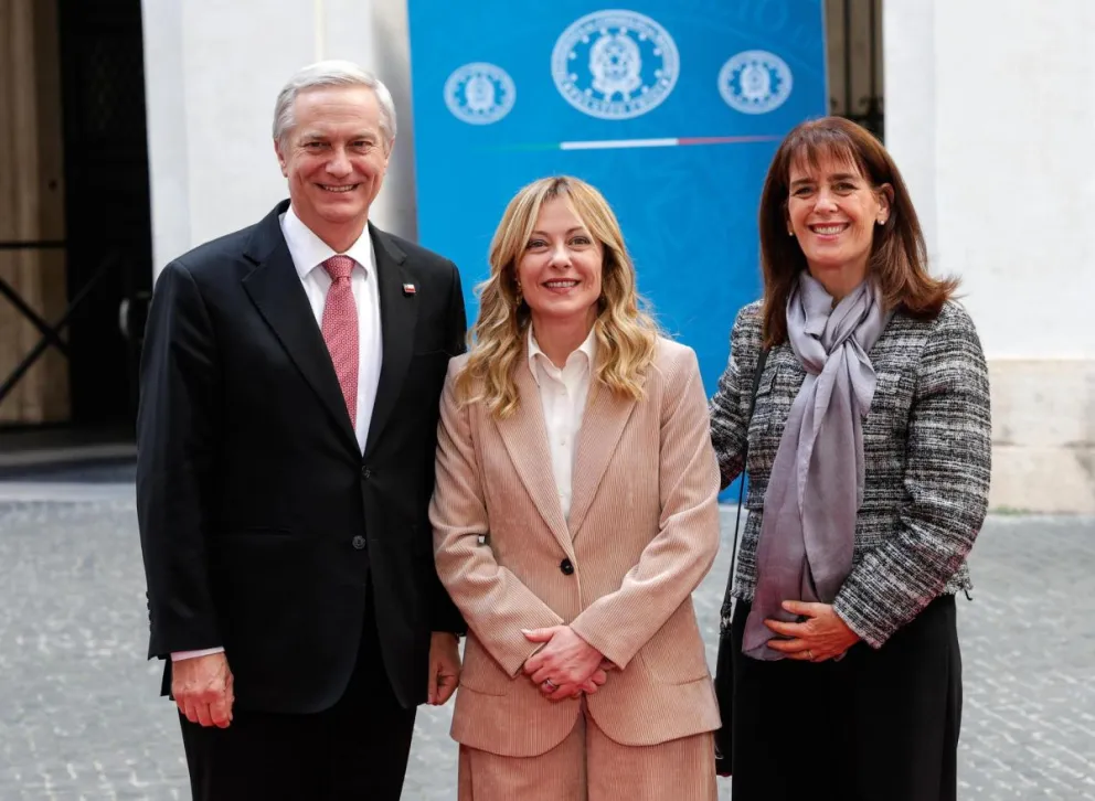 La Primera Ministra de Italia, Giorgia Meloni (C), da la bienvenida al Presidente electo de Chile, José Antonio Kast (I), y a su esposa, María Pía Adriasola Barroilhet (D), antes de una reunión en el Palacio Chigi en Roma, Italia. Foto: EFE 