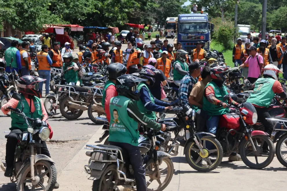 Personas bloquean una vía durante una protesta este 5 de febrero de 2026, en Santa Cruz (Bolivia). Foto: EFE
